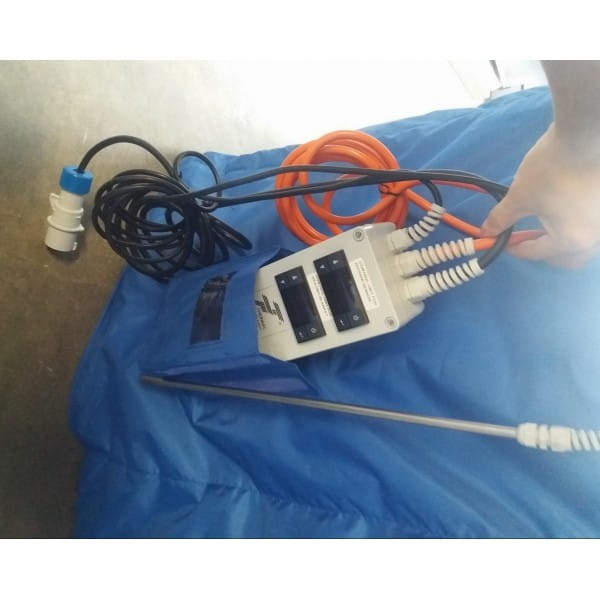 Termostat kontroluje ustawioną przez nas temperaturę powierzchni pojemnika, dzięki czujnikom znajdującym się w płaszczu grzewczym. Jest wyposażony we wtyczkę przemysłową