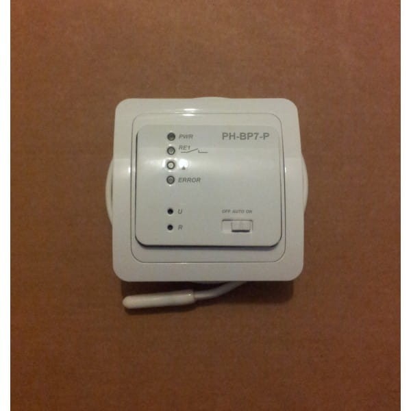 Zasięg działania odbiornika w zabudowie wynosi około 25 m. Jest estetyczny i trwały – montuje się go w puszcze podtynkowej na ścianie pomieszczenia.