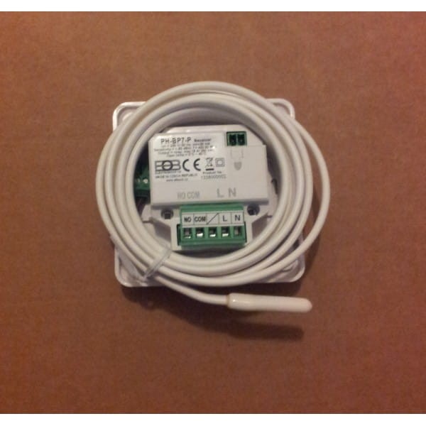 Posiada możliwość podłączenia do niego zewnętrznego czujnika monitorującego temperaturę podłogi