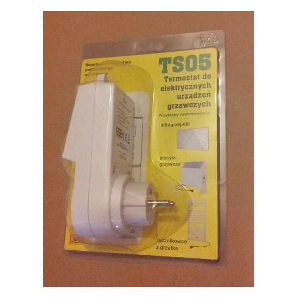 Aby termostat TS05 zaczął działać, wystarczy podłączyć go do zasilania, a więc włożyć do gniazdka 230 V/50 Hz