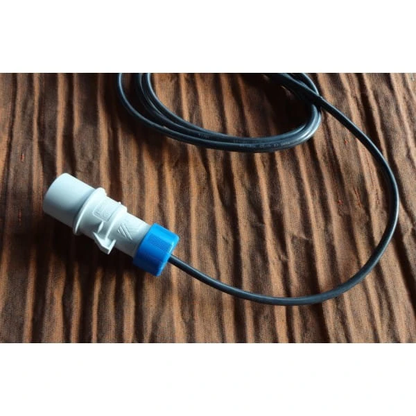 Kabel zasilający o długości 3 m z wtyczką przemysłową 2P + T 16A (IP44) z osłoną ognioodporną oraz „płynnym startem”